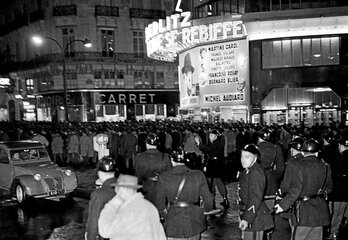 La Policía vigila la manifestación de apoyo al FLN del 17 de octubre de 1961 en París.