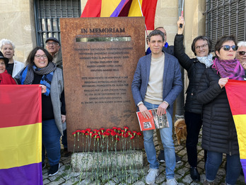 Jon Hernández y otros integrantes de Sumar, en el acto de hoy en Gasteiz.