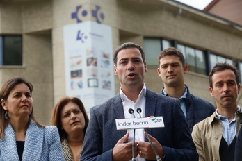 Imanol Pradales, junto a otros candidatos jeltzales, ante el centro de salud de Laudio.