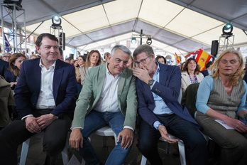 Feijóo habla al oído a De Andrés en el acto celebrado en la Plaza Nueva de Gasteiz.