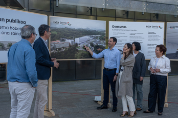 Imanol Pradales señala el futuro edificio de consultas externas del Hospital Donostia.