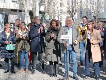 De Andres, con Oyarzábal, Garrido y otros compañeros, ante el Hospital de Santiago.