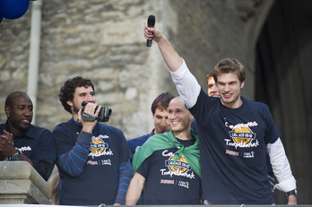 Tiago Splitter, en la balconada de San Miguel celebrando el título de Liga ACB de 2010.