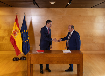 El presidente del Gobierno español y secretario general del PSOE, Pedro Sánchez, y el presidente del EBB, Andoni Ortuzar, firmaron en el Congreso el 10 de noviembre de 2023 el pacto de legislatura.