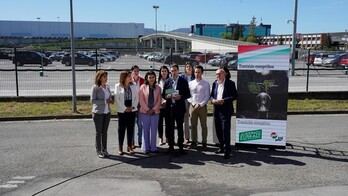 Acto del PNV ante la fábrica de Mercedes.