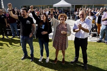 Pablo Iglesias, Miren Gorrotxategi, Pilar Garrido y Roberto Uriarte saludan al inicio del acto.