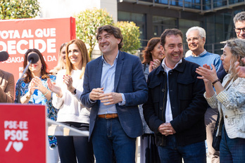 Eneko Andueza con el alcalde de Ermua, Txitxo Abascal.