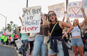 Abortu eskubidea aldarrikatzeko eta abortuaren kontrako neurriak salatzeko 2022ko uztailaren 4an Tucsonen, Arizonan, egindako mobilizazioa.