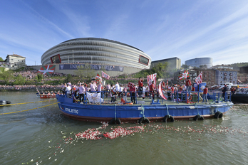 Athleticeko jokalariak gabarraren gainean ospatu zuten Kopako garaipena.