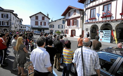 Acto llevado a cabo ante el Ayuntamiento de Urruña el 17 de abril de 2011, en el aniversario de la desaparición de  Jon Anza.