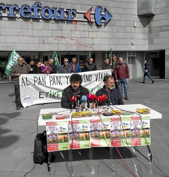 Protesta de EHNE contra el etiquetado de productos vegetales con nombres cárnicos.
