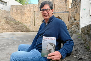 Javier Sagastiberri, con su nueva novela entre las manos.