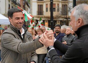 Imanol Pradales e Iñigo Urkullu se saludan en el acto del PNV en Donostia.
