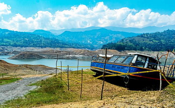 El embalse colombiano de Guavio, que abastece a la planta hidroeléctrica del mismo nombre, es uno de los afectados por la sequía.