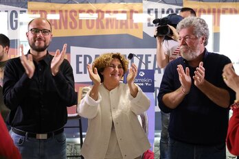 Guillermo Presa, Pilar Garrido y Juantxo López de Uralde, en el cierre de campaña en Gasteiz.