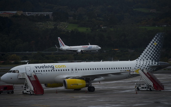 Aviones de diferentes compañías, operando en el aeropuerto de Loiu.