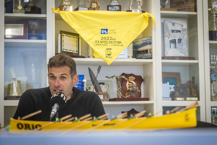 Mikel Arostegi Orioko entrenatzailea klubeko instalazioetan.