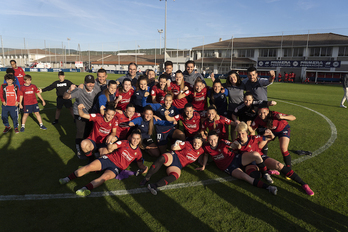 Las jugadoras de Osasuna celebran la clasificación para la final del play-off de ascenso sobre el césped de Tajonar.