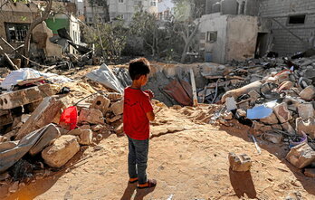 Un niño observa el cráter dejado por una bomba israelí en Rafah.