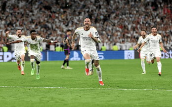 Joselu Mato celebra el gol con el que dio el angustioso pase a la final al Real Madrid.
