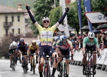 Demi Vollering, en una de las cinco victorias conseguidas en la Itzulia en Amurrio.