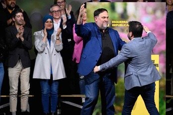 Pere Aragonès y Oriol Junqueras se abrazan en el acto de cierre de campaña de ERC. 