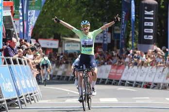 Mischa Bredewold ha conseguida su segunda victoria en la Itzulia de amarillo.
