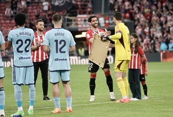 Raúl García con su familia y acompañado por Gurpegui y Patxi Puñal.