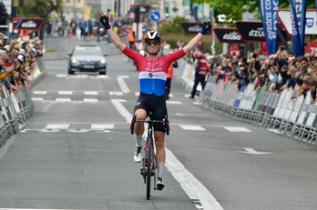 Demi Vollering entra vencedora en la meta del Bulebar donostiarra.