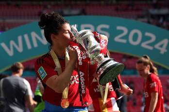 Lucía García, que anotó dos goles en la final de Copa, conquista su primer título con el Manchester United.