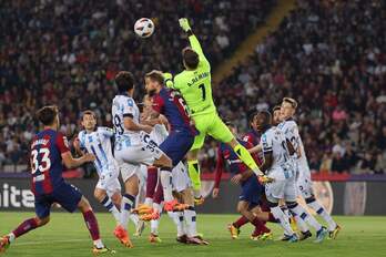 Álex Remiro se eleva para sacar un balón de puños ante Iñigo Martínez.