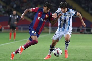 Jon Mikel Aramburu, con Lamine Yamal, fue el elegido para suplir las bajas de los laterales izquierdos en Barcelona.