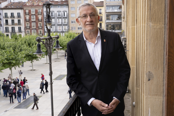 El vicepresidente, Félix Taberna, en el balcón de su despacho. 