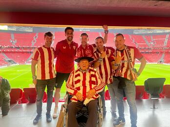 Jesus eta haren lobak Raul Garciarekin San Mamesen.