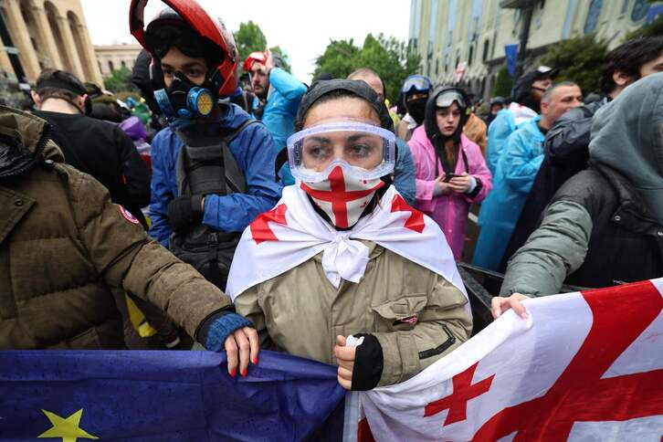 Georgiako gazteen presentzia nabaria da gero eta indarkeria gehiago eragin duten protestetan.