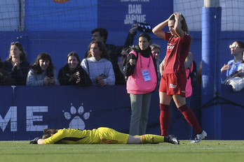 Maitane y Vera se lamentan tras encajar un gol.