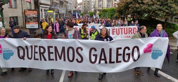 Cabecera de la manifestación ‘Galego vivo, Galiza viva’, organizada por Queremos Galego este viernes en Santiago de Compostela.