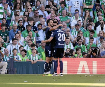 Merino y Brais Méndez, que celebran un tanto con Pacheco, fueron los goleadores del partido.