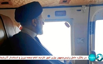 Imagen de la televisión iraní IRNN, del presidente Ebrahim Raisi, a bordo del helicóptero.