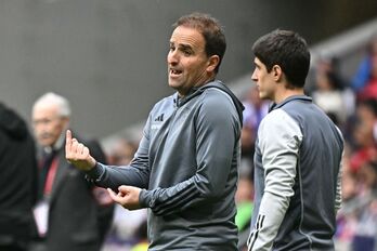 Jagoba Arrasate, dando explicaciones durante el partido de este domingo frente al Atlético.