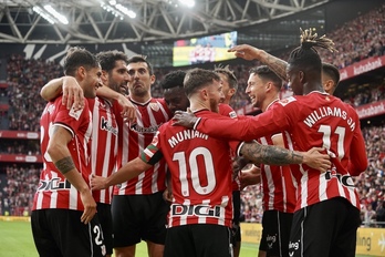 Los jugadores del Athletic celebran los goles de Muniain y Raúl García ante el Sevilla.