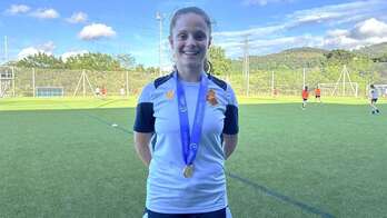 Aiara Agirrezabala posa con la medalla de oro del Europeo sub17.