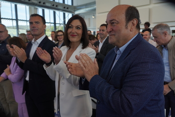 Oihane Agirregoitia, candidata del PNV, junto a Andoni Ortuzar, durante la presentación de la candidatura.