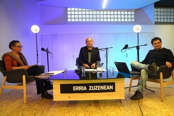 Elena Beloki, Pernando Barrena eta Asier Blas geopolitikari buruzko hitzaldian.