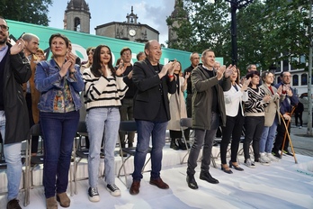 Pernando Barrena eta Arnaldo Otegi, EH Bilduko hautagai eta ordezkariz inguratuta, Bilboko Areatzan. 