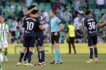 Los jugadores realistas, con el debutante Jon Martín, felices en Sevilla tras asegurar la Europa League.