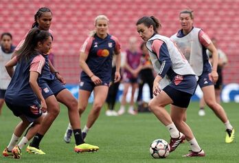 Una imagen del entrenamiento del Olympique sobre el césped de San Mamés.