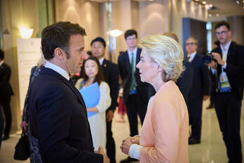 La presidenta de la Comisión Europea, Ursula von der Leyen, junto al presidente francés, Emmanuel Macron, durante una cumbre del G7.