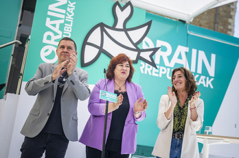 Arnaldo Otegi, junto Eba Blanco y Eva López de Arroyabe, en el acto de EH Bildu en Gasteiz.