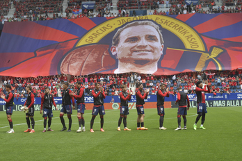 Jagoba Arrasaterentzako eskertza Sadarreko harmailan, tifo erraldoi honetan.